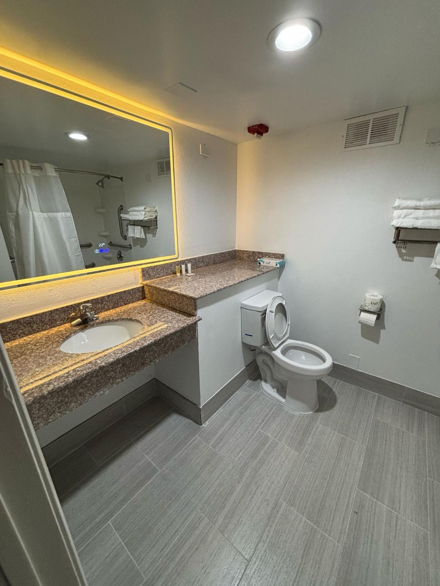 Days Hotel By Wyndham Williamsburg I-64 Екстериор снимка